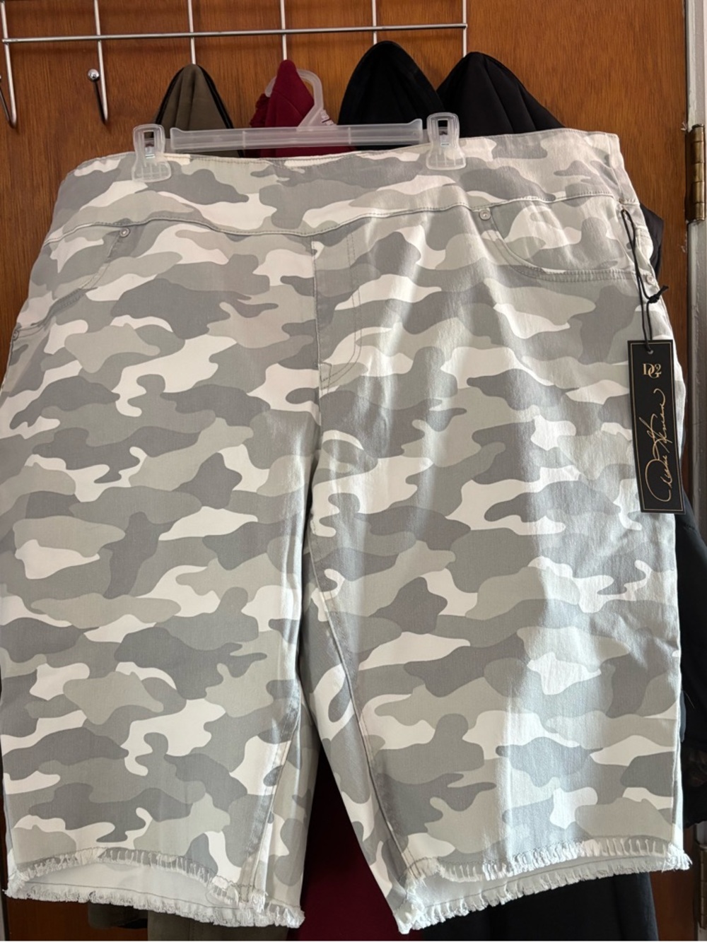 NWT DG2 by Diane Gilman Gray and White Camo Virtual Stretch Pull-On Jean Shorts